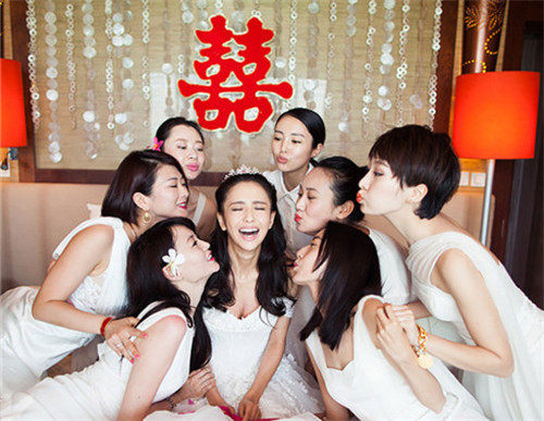 身为伴娘的颖儿,身着一身希腊女神风伴娘礼服裙现身婚礼现场,更直言被